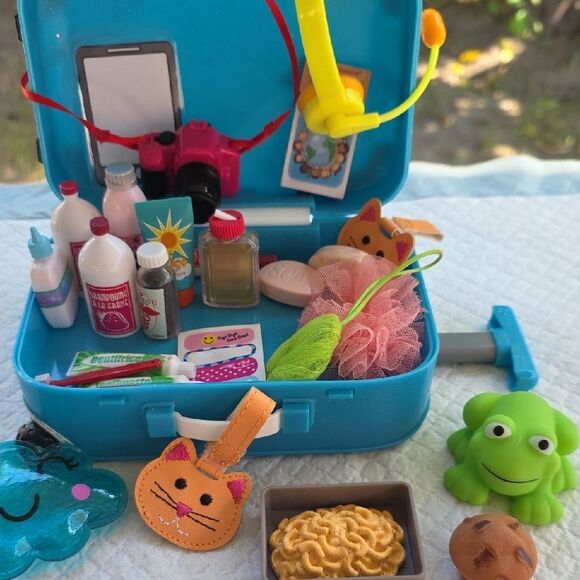 Our Generation Travel Playset and Toiletries - Picture 3 of 17